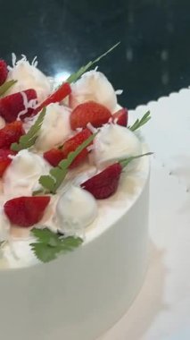 Dondurmalı lezzetli ballı tost ve tatlı dükkanında meyveli tost ve zoom etkisi hareketi. Yüksek kalite 4k görüntü