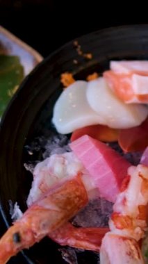 Karides, Tamago ve çeşitli balıklarla çeşitli suşi tabakları. Yüksek kalite 4k görüntü