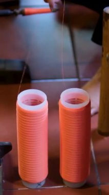 İpek böceği yumurtalarından kozalara kadar tüm ipek üretimi yumurtadan çıkmayı, dut yapraklarıyla beslenmeyi, kozanın dönüşmesini ve lüks Vietnam kumaşlarına dokumayı içerir..