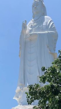 Da Nang 'daki yemyeşil yemyeşil alanın ortasındaki Buda Heykeli' nin çarpıcı hava manzarası, sakin bir ifade ve muhteşem bir çevre sergiliyor. Bayan Buddha Da Nang.