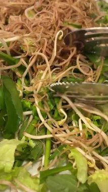 İyi aydınlatılmış Bangkok restoranında Vietnamlı pho bo çorba kasesi ve körili şehriyeli Asya çorbası hazırlama, yakın plan çekimlerde çekildi. Yüksek kalite 4k görüntü