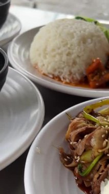 Biftek, sebze ve buharda pişirilmiş pirinçle servis edilen zengin köri çorbasıyla birlikte pirinçli biftek tongseng otantik Asya sokak yemeği kültürü ve lezzetini yakalıyor. Yüksek kalite 4k görüntü