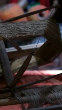 Yaşlı bir adam, Hindistan 'ın Ladakh şehrinde eski bir ahşap dokuma tezgahını titizlikle örüyor. Yüksek kalite 4k görüntü