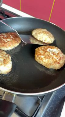 Sağlıksız yüksek kolesterol yiyeceği. Bol yağlı tavada köfte kızartmak. Yüksek kalite 4k görüntü