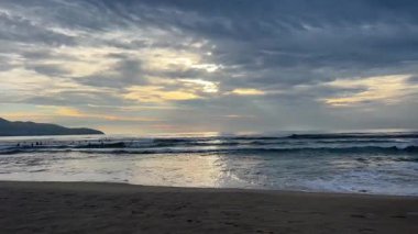 Da Nang Vietnam 'da deniz kenarındaki otellerle güzel bir gün. Gökdelenler ve kıyı boyunca modern binalar berrak gökyüzü turkuvaz denizi ve tropikal şehir manzarası seyahat için ideal..