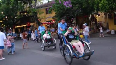 Hoi An Vietnam 'ın tam video ve fotoğraf seti. Turistler Japon Köprüsü ve manzaralı nehir döngüleri ile turistlerin turistik turistik yerleri fotoğraflıyor..