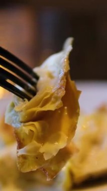 Giudia stili enginarlar, Roma geleneğinin tipik bir yemeği. Roma lokantası. İtalya. Kızarmış enginarın yakın çekimi, tipik geleneksel Roma mutfağı. carciofi alla giudia. Yüksek kalite 4k 