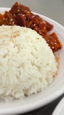 Pirinç çorbası sebzeleri besler. Beyaz pirinç, yeşil sebzeler ve hazır erişteler yemek için birleştirilir. Sağlıksız yiyecek örnekleri. Yüksek kalite 4k görüntü