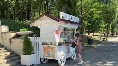 Valea Morilor Parkı 'nda çağlayan su basamakları ve sakin göl yemyeşil park yolları, yürüyen ziyaretçiler, sakin şehir suyu inzivası, modern kentsel doğa kaçışı. Chisinau Moldova 10.06.2025