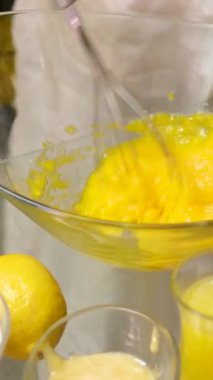 Çiğ yumurtaların sarısı güçlü bir şekilde elektrikli mikserle çırpılıyor, köpüklü ve köpüklü bir doku yaratıyor, muhtemelen pişirme tarifi için. Fırında Kek İçin Fırça ile Hamur Kuşu. Şef Cook..