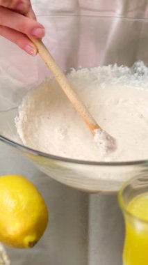 Elleri hamur yoğurur, un cam kaseye düşer. Rustik Mutfak Masasında Malzeme Hazırlama, Ev Yapımı Ekmek, Pasta ve Geleneksel Pasta Hamur Tarifleri için 1000 fps.