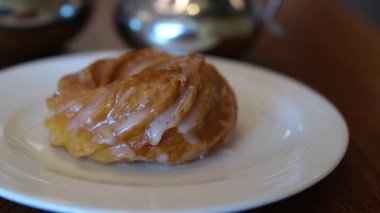 Güneşli bir günde ahşap bir masada kruvasan, tereyağı ve espresso eşliğinde çeşitli hamur işleri. Yüksek kalite 4k görüntü