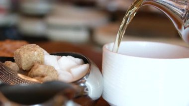 Bitkisel çaya şeker, şeker küpü, tatlı, sıcak içecek, bardak, karıştırma, içecek, erime, rahatlama, konukseverlik, rahatlık, ferahlık, tat, Aromatik, tat, tat. Yüksek kalite 4k görüntü