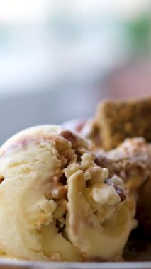 Dondurmacıda iki sıra rengarenk dondurma seçimi var. Yüksek kalite 4k görüntü