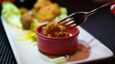 Kızartılmış yumurta hamurunun içinde karnabahar parçalarıyla yakın çekim. Kızarmış karnabahar haşlanmış sebze yağı, yağ cızırtısı ve kabarcıklarla tavada kızartılır. Sağlıklı bitki yiyeceği