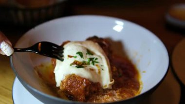 Çatal kıvrımlı haşlanmış yumurta, otlar ve sosla, gurme dokunuşu şık sunumu tanımlar, gurme detayı görsel anlatıyı zenginleştirir, gurme yaratıcı gıda projeleri için mükemmel ilham verir. 4k 