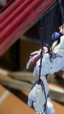 İplik dokumak, ipek iplik ve dokumak için mekanik ahşap makine kullanmak. Dokuma ve geleneksel el sanatları. İpek kumaş tezgahı