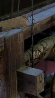 İpek iplik ve kumaşlar için delikli kartları olan klasik ahşap mekanik manuel makine. Kızılderili. Geleneksel Makineler. Yüksek kalite 4k görüntü