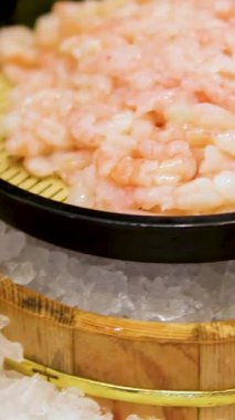 Buzlu pembe donmuş karides, daire şeklinde dönüyor. Balık geçmişi, Turning. Seçici odaklanma. Pişmiş deniz ürünleri. Yüksek kalite 4k görüntü