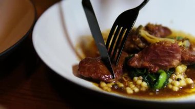 Şarap soslu dana yanağı. Sebzeli leziz et yanakları, şık bir restoran yemeği deneyimi. - Evet. Yüksek kalite 4K görüntü. Yüksek kalite 4k görüntü