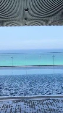 Yaz mevsiminde Lüks Akdeniz Villa 'sında Sonsuz Havuz Kenarı' na Yüzen Güzel Genç Kadın. Yüksek kalite 4k görüntü