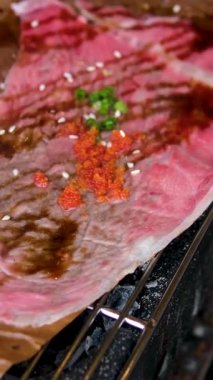 Et yemeği: yeşil kare tabakta büyük ızgara biftek, acı biber ve vişneli domates. Yüksek kalite 4k görüntü