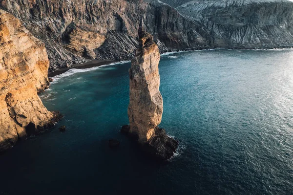 Volkanik Ada, Meksika. Yüksek kalite fotoğraf. Bir kayanın drone fotoğrafı 