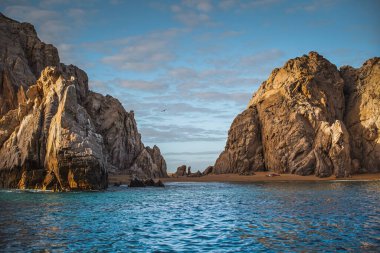 Çok güzel bir sahil. Kayalıklar ve sahil. Tatil kaçamağı. Gözlerden uzak bir sahil. Yüksek kalite fotoğraf