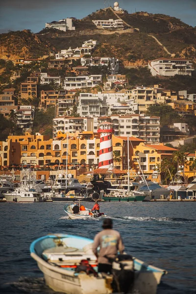 Balıkçı teknesi marinaya giriyor. Meksika balıkçı teknesi. Cabo San Lucas. Yüksek kalite fotoğraf