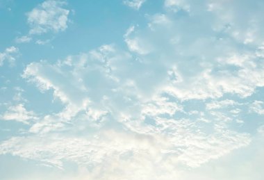 Sabahları gökyüzü ve kabarık bulut manzarası güne başlamak için inanılmaz sakinleştirici, gökyüzü ve kabarık beyaz bulut beni rahatlattı, gökyüzü ve kabarık bulut manzarası görkemli ve nefes kesici bir güzellik aldı.