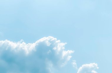 Sabahları gökyüzü ve kabarık bulut manzarası güne başlamak için inanılmaz sakinleştirici, gökyüzü ve kabarık beyaz bulut beni rahatlattı, gökyüzü ve kabarık bulut manzarası görkemli ve nefes kesici bir güzellik aldı.