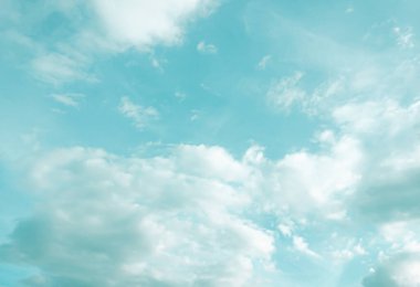 Sabahları gökyüzü ve kabarık bulut manzarası güne başlamak için inanılmaz sakinleştirici, gökyüzü ve kabarık beyaz bulut beni rahatlattı, gökyüzü ve kabarık bulut manzarası görkemli ve nefes kesici bir güzellik aldı.