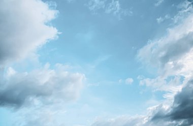 Sabahları gökyüzü ve kabarık bulut manzarası güne başlamak için inanılmaz sakinleştirici, gökyüzü ve kabarık beyaz bulut beni rahatlattı, gökyüzü ve kabarık bulut manzarası görkemli ve nefes kesici bir güzellik aldı.