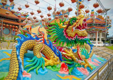 Ejderha heykeli, ejderha sembolü, ejderha çini Çin ve Tayland tapınaklarının güzel bir mimarisidir. Çin Yeni Yıl kutlamaları sırasında iyi şans ve refahın sembolüdür..