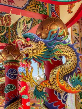 Ejderha heykeli, ejderha sembolü, ejderha çini Çin ve Tayland tapınaklarının güzel bir mimarisidir. Çin Yeni Yıl kutlamaları sırasında iyi şans ve refahın sembolüdür..