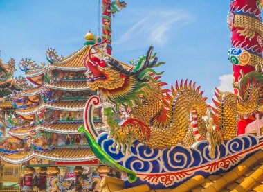 Ejderha heykeli, ejderha sembolü, ejderha çini Çin ve Tayland tapınaklarının güzel bir mimarisidir. Çin Yeni Yıl kutlamaları sırasında iyi şans ve refahın sembolüdür..