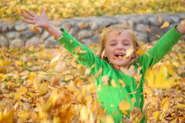 Altın Sonbahar Yaprakları Oynayan Sevimli Küçük Kız