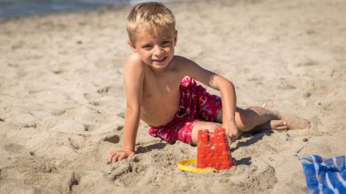 kum Plajı'nda oynayan çocuk