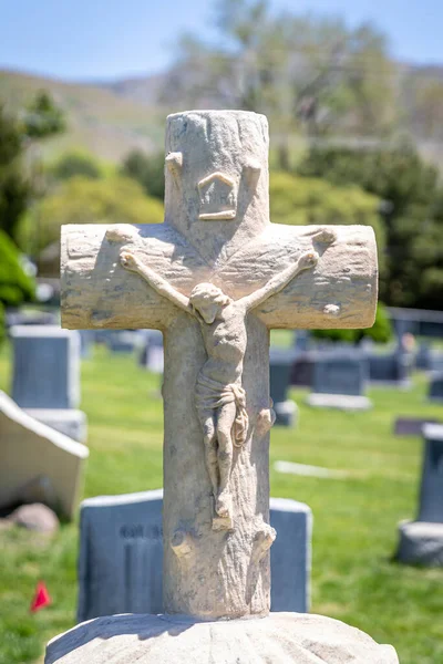 Nın Mezar Taşı Bir Mezarlıkta Çarmıha Gerilmiş — Stok fotoğraf