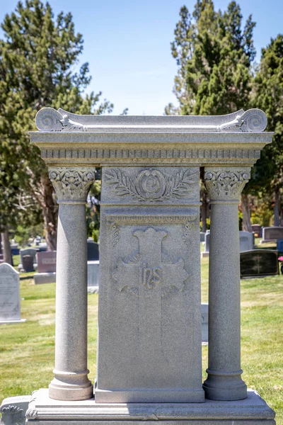 Ein Religiöser Grabstein Mit Kreuz Auf Dem Friedhof — Stockfoto