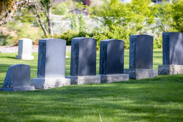 Mezarlıkta Bir Sıra Taş Mezar Taşı — Stok fotoğraf