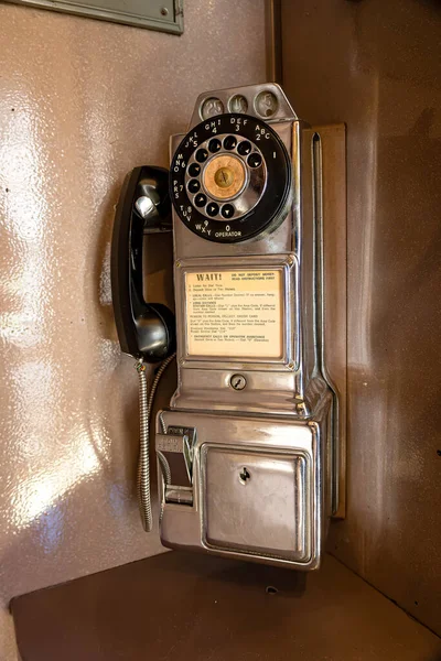 Primer Plano Del Teléfono Público Antiguo Con Marcador Giratorio Una —  Fotos de Stock