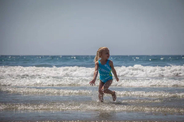 Симпатичная Девчонка Играющая Лапту Пляже — стоковое фото