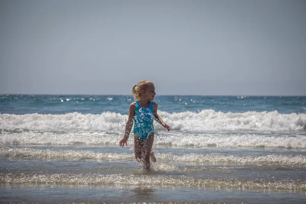 Симпатичная Девчонка Играющая Лапту Пляже — стоковое фото