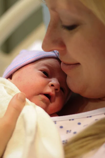 Mother Glowing She Looks Her Newborn Daughter — Stock Photo, Image