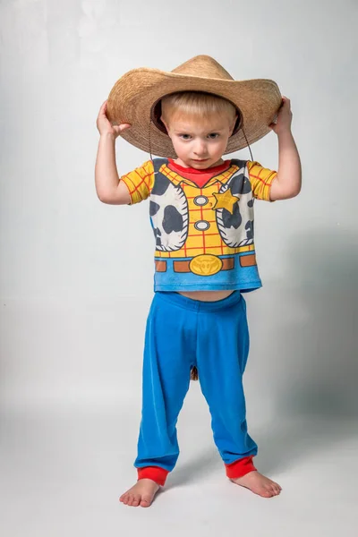 Słodkie Mały Chłopiec Zabawy Kowboj Piżamy — Zdjęcie stockowe