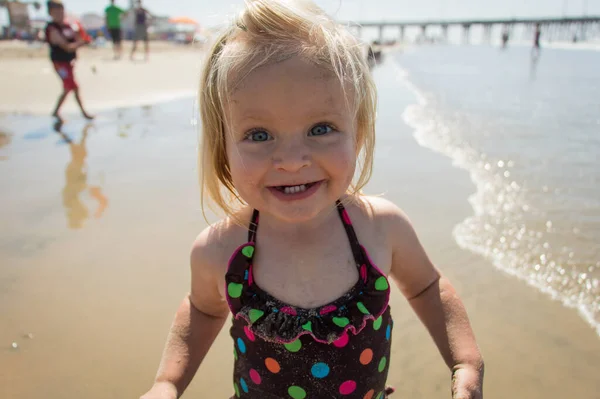 Симпатичная Маленькая Девочка Пляже Улыбающаяся Камеру — стоковое фото