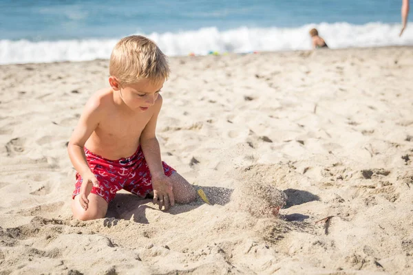 Маленький Мальчик Играет Песке Пляже — стоковое фото