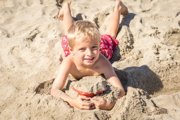 Маленький Мальчик Играет Песке Пляже — стоковое фото
