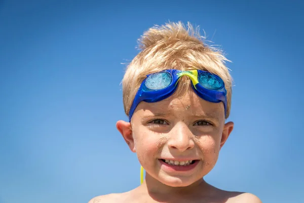 Маленький Мальчик Синих Очках Улыбающийся Перед Камерой — стоковое фото